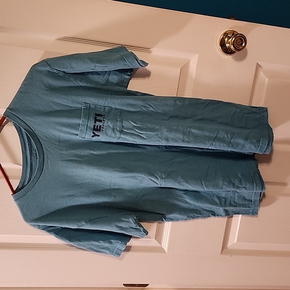 Yeti Tops - Yeti size large like good condition tshirt ladies